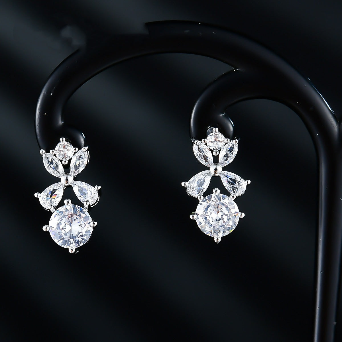 Parure Élégance Blanche ISLAB™ – Collier & Boucles d’Oreilles Luxe